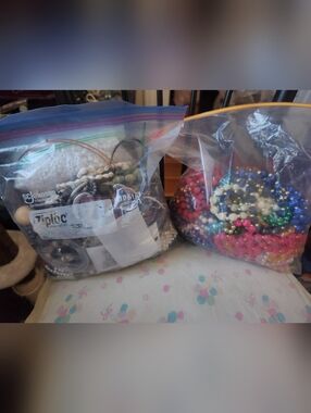 Assorted Jewelery/broken Peices & Scrap Craft Lot - Multicolor Beads